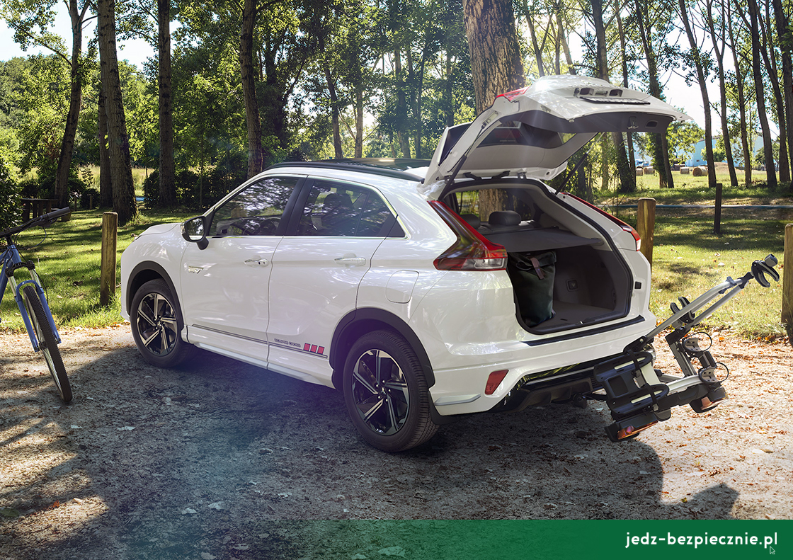Premiera tygodnia - Mitsubishi Eclipse Cross PHEV facelifting - tył auta z otwartym bagażnikiem